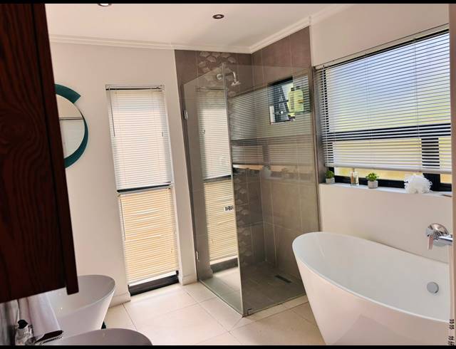4 BEDROOM HOUSE FOR SALE IN PALM LAKES ESTATE